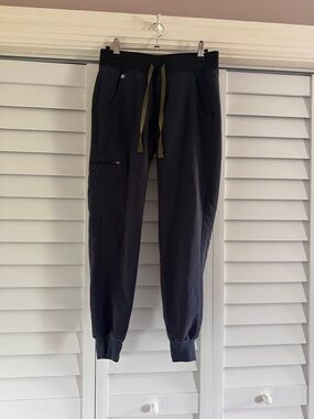 Figs Women’s charcoal Gray Jogger Scrub Pants with Olive Drawstring